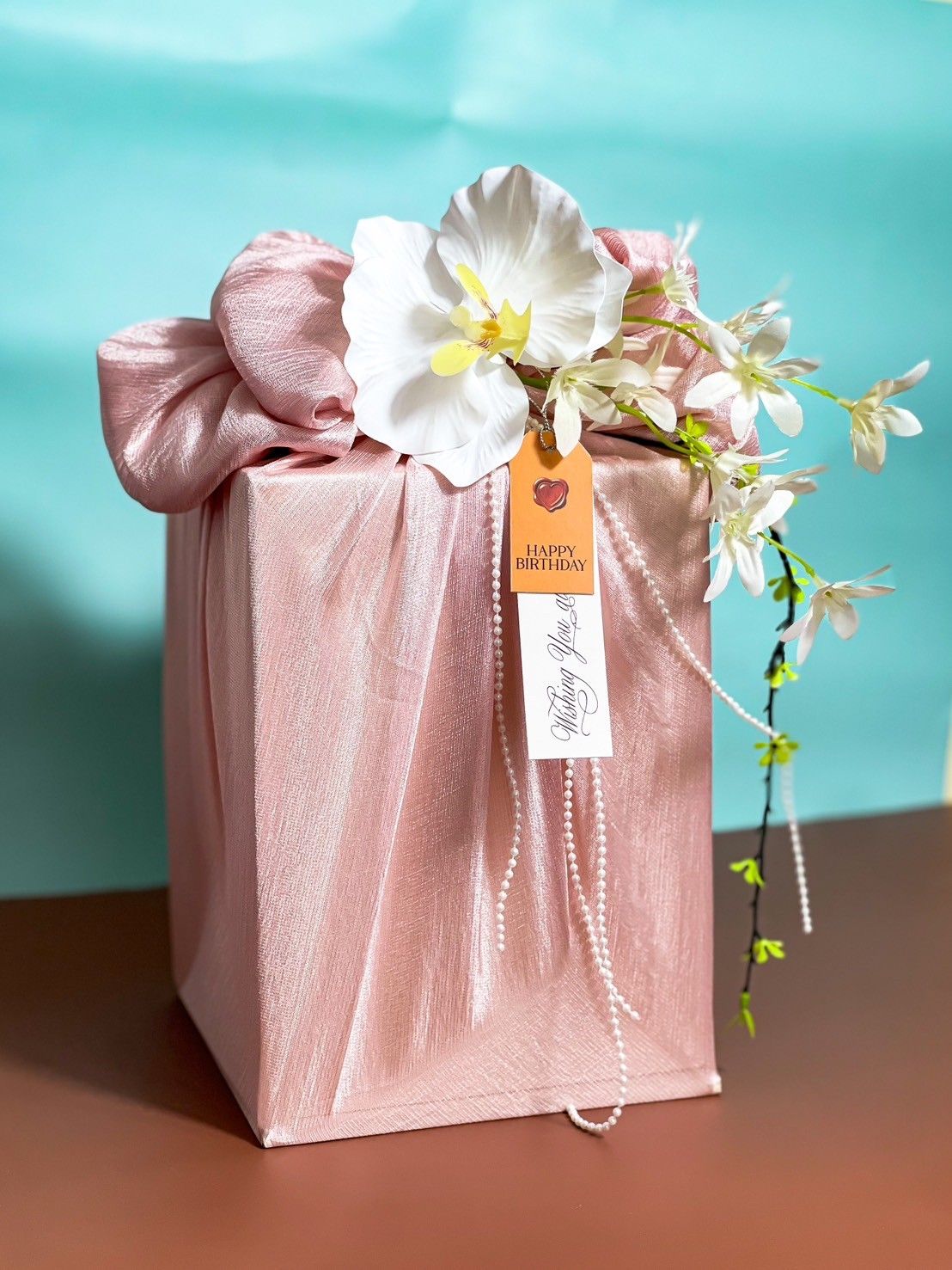 set Genique Body Oil Functional Hand Butter Nourishing Hand Cream Herbal Balm Water Balm ยาดมสมุนไพรไทย กระเป๋าผ้าลายไทย ใส่ในกล่องสามชั้น ห่อด้วยผ้า พร้อมดอกไม้